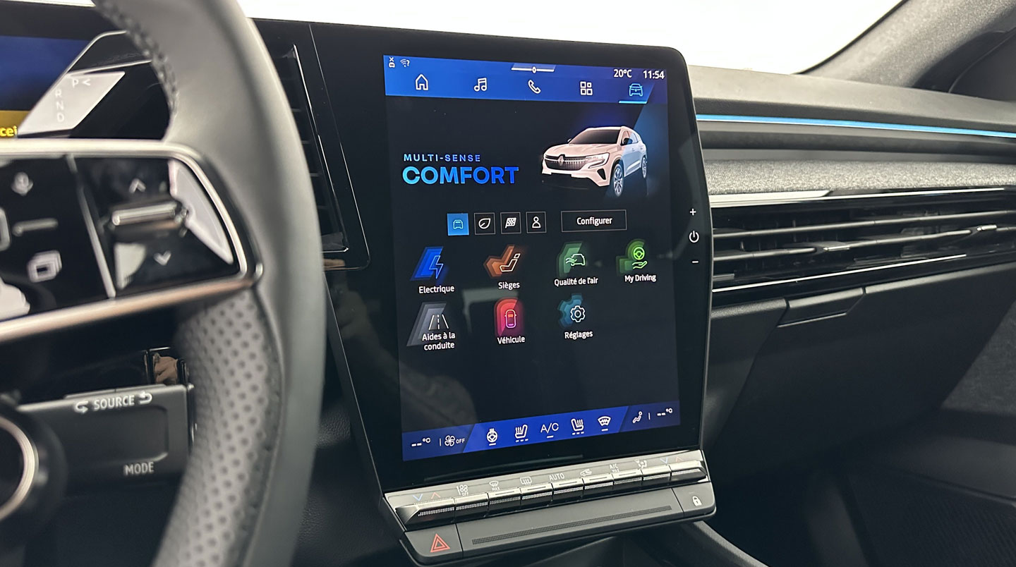 Écran de tableau de bord d'une voiture hybride affichant le flux d'énergie entre moteur électrique et thermique